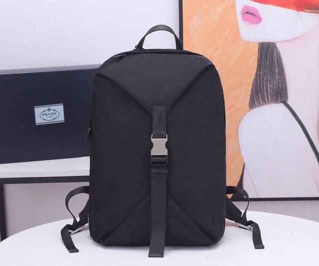 独家首发2Vz028多功能双肩包Zp开发,一毫不差采用进口尼龙面料和Saffiano牛皮。 背面衬垫设计 十分舒适拉丝五金正面以全拉琏式和插扣设计,隐藏大口袋可 独家首发2Vz028多功能双肩包Zp开发,一毫不差采用进口尼龙面料和Saffiano牛皮。 背面衬垫设计 十分舒适拉丝五金正面以全拉琏式和插扣设计,隐藏大口袋可