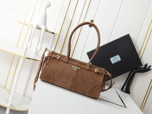 新款首发新品绒面Luxsoft手袋小号 新款爆款Luxsoftbag 高级麂皮配金色五金标志性三角徽标配有长肩带可手提单肩或者斜挎时髦感直接拉满设计随性简约且精 新款首发新品绒面Luxsoft手袋小号 新款爆款Luxsoftbag 高级麂皮配金色五金标志性三角徽标配有长肩带可手提单肩或者斜挎时髦感直接拉满设计随性简约且精