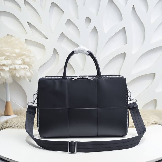 Bv-最新款男士手提包 公文包原单品质 官网同步 采用顶级打腊胎牛皮 手感超赞 专柜原装五金 独特的设计风格 完美至极 细节做工精致 大气中有内涵 高端上档次