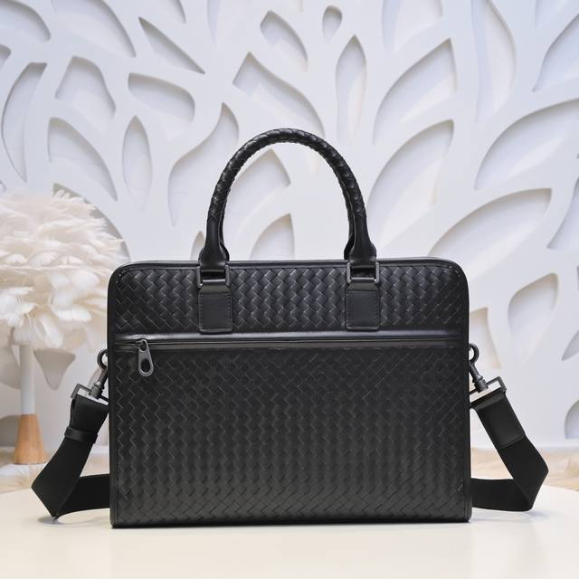 Bv-最新款男士公文包原单品质 官网同步 采用顶级打腊胎牛皮 手感超赞 专柜原装五金 独特的设计风格 完美至极 细节做工精致 大气中有内涵 高端上档次 高品质尺