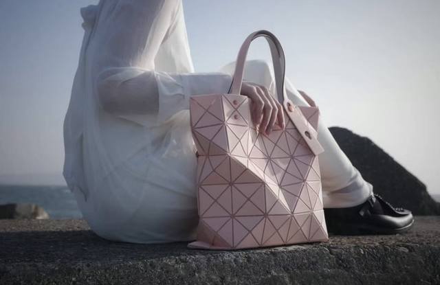 顶级原单 三宅一生 Baobao 全新限定雾面彩霜6格 搭配撞色五金 精致又特别 经典的几何图形,极简的设计风格 期待已久的六格马卡龙颜色 都是春天的颜色! 带 顶级原单 三宅一生 Baobao 全新限定雾面彩霜6格 搭配撞色五金 精致又特别 经典的几何图形,极简的设计风格 期待已久的六格马卡龙颜色 都是春天的颜色! 带