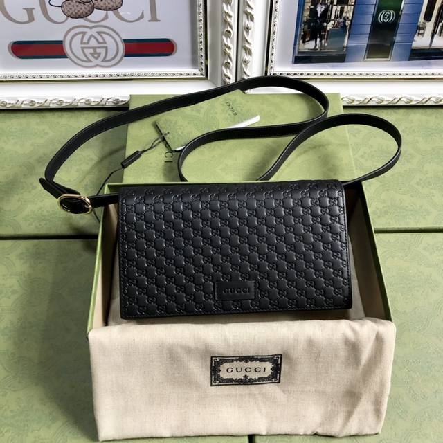 顶配版 原厂皮 配绿盒包装实物实拍G家最新斜背小包~手包压小G搭配小牛皮肩带,拆下肩带可当手包,又是另一种时尚的境界。尺寸21X12X3.5Cm,款号:4665 顶配版 原厂皮 配绿盒包装实物实拍G家最新斜背小包~手包压小G搭配小牛皮肩带,拆下肩带可当手包,又是另一种时尚的境界。尺寸21X12X3.5Cm,款号:4665