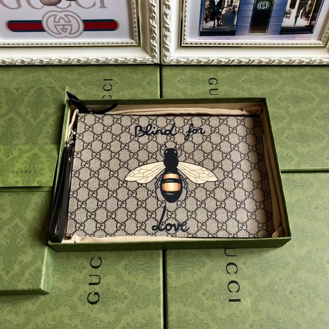 顶配版 顶级 配绿盒包装G家顶级货品 原单品质，实物实拍！G图案在每一季中均与全新印花和图案精心搭配。蜜蜂图案已成为品牌标志之一，印花装饰于此款纤薄手拿包的中央
