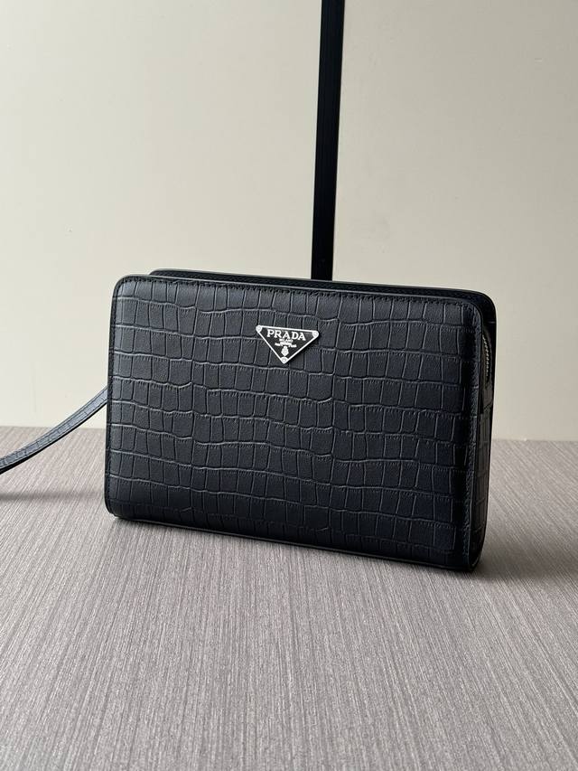 顶级专柜老鼠高端狠货最新火爆款普拉达密码锁手拿包火爆款大量出货啦,叫嚣专柜货顶级原单货纸上谈兵吹牛皮的咱不会，请让狠货说话。款式可以复制抄袭，材料做工骗不了懂的