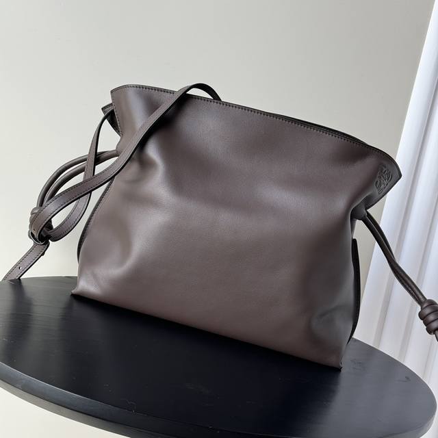 顶级专柜老鼠狠货罗意威 新版本 纳帕牛皮革Flamenco 福袋单肩包采用拉绳收紧 并打上标志性的盘绕结。此版本采用纳帕牛皮革制成Flamenco可以容纳例如一 顶级专柜老鼠狠货罗意威 新版本 纳帕牛皮革Flamenco 福袋单肩包采用拉绳收紧 并打上标志性的盘绕结。此版本采用纳帕牛皮革制成Flamenco可以容纳例如一