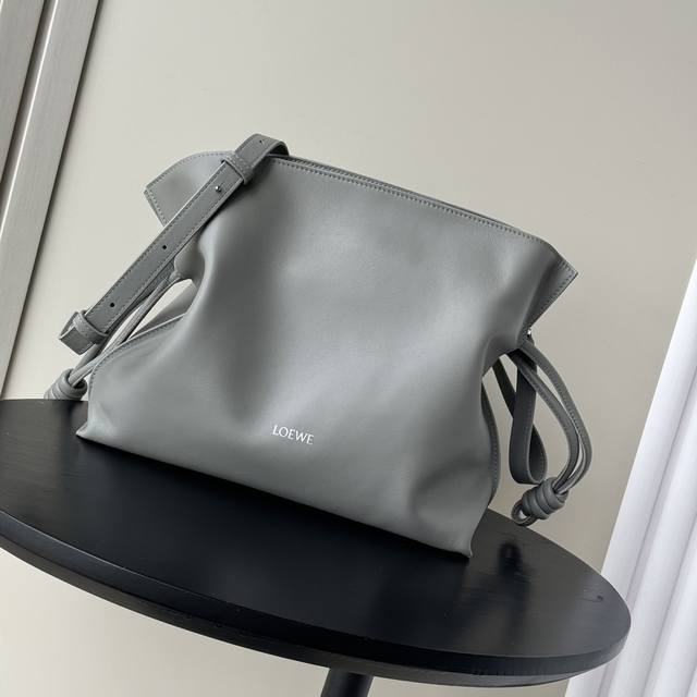 顶级专柜老鼠狠货罗意威 新版本 纳帕牛皮革Flamenco 福袋单肩包采用拉绳收紧 并打上标志性的盘绕结。此版本采用纳帕牛皮革制成Flamenco可以容纳例如一