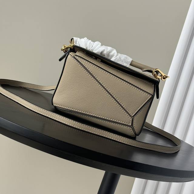 顶级专柜老鼠狠货罗意威新款Mini粒面柔软牛皮革Puzzle手袋 家推出的首次亮相手提包*长方体形状和精确的切割技术创造了 Puzzle 独特的几何线条*此小号 顶级专柜老鼠狠货罗意威新款Mini粒面柔软牛皮革Puzzle手袋 家推出的首次亮相手提包*长方体形状和精确的切割技术创造了 Puzzle 独特的几何线条*此小号