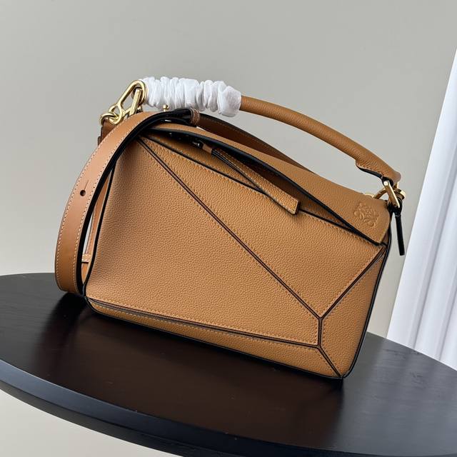 顶级专柜老鼠狠货罗意威新款小号粒面柔软牛皮革Puzzle手袋 家推出的首次亮相手提包*长方体形状和精确的切割技术创造了 Puzzle 独特的几何线条*此小号版本