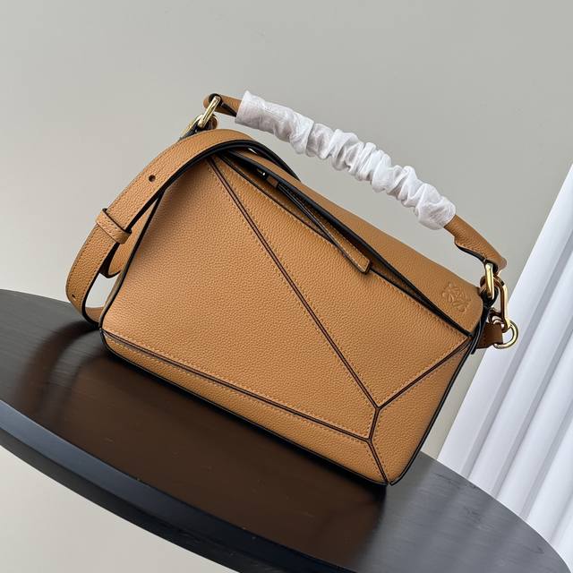 顶级专柜老鼠狠货罗意威新款小号粒面柔软牛皮革Puzzle手袋 家推出的首次亮相手提包*长方体形状和精确的切割技术创造了 Puzzle 独特的几何线条*此小号版本