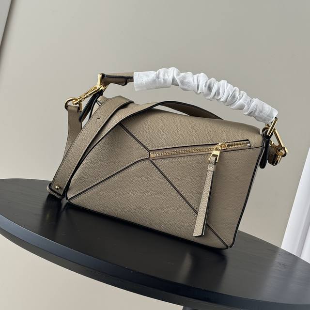 顶级专柜老鼠狠货罗意威新款小号粒面柔软牛皮革Puzzle手袋 家推出的首次亮相手提包*长方体形状和精确的切割技术创造了 Puzzle 独特的几何线条*此小号版本 顶级专柜老鼠狠货罗意威新款小号粒面柔软牛皮革Puzzle手袋 家推出的首次亮相手提包*长方体形状和精确的切割技术创造了 Puzzle 独特的几何线条*此小号版本