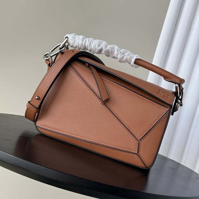 顶级专柜老鼠狠货罗意威新款小号柔软牛皮革Puzzle手袋 家推出的首次亮相手提包*长方体形状和精确的切割技术创造了 Puzzle 独特的几何线条*此小号版本采用 顶级专柜老鼠狠货罗意威新款小号柔软牛皮革Puzzle手袋 家推出的首次亮相手提包*长方体形状和精确的切割技术创造了 Puzzle 独特的几何线条*此小号版本采用