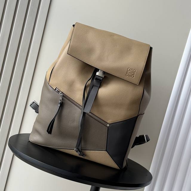 顶级专柜老鼠狠货罗意威全皮拼接双肩包柔软粒面牛皮革军用背包双肩包是一种宽敞且用途广泛的背包款双肩包选择的是用柔软粒面小牛皮与经典小牛皮精制而成触感非常的舒适,不 顶级专柜老鼠狠货罗意威全皮拼接双肩包柔软粒面牛皮革军用背包双肩包是一种宽敞且用途广泛的背包款双肩包选择的是用柔软粒面小牛皮与经典小牛皮精制而成触感非常的舒适,不