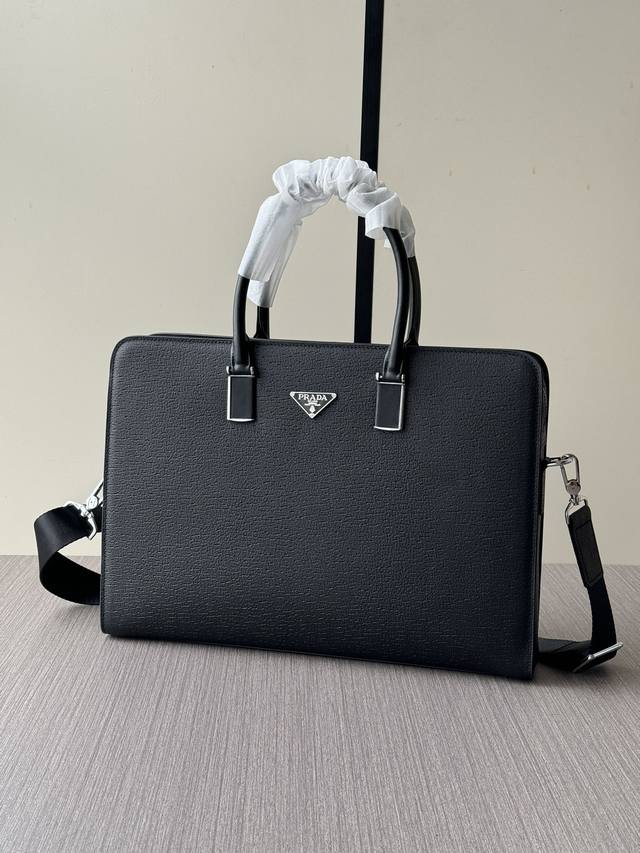 顶级专柜老鼠高端狠货最新火爆款普拉达密码锁公文包大量出货啦,叫嚣专柜货顶级原单货纸上谈兵吹牛皮的咱不会，请让狠货说话。款式可以复制抄袭，材料做工骗不了懂的人。里