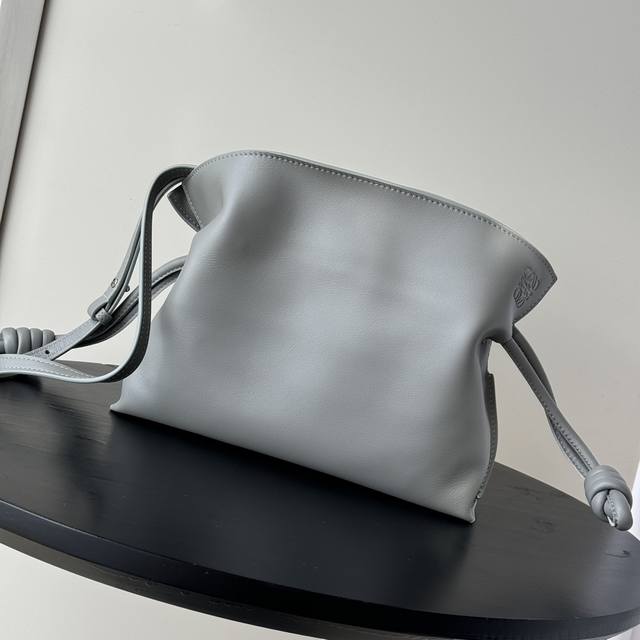 顶级专柜老鼠狠货罗意威新版本 纳帕牛皮革Flamenco 福袋单肩包 采用拉绳收紧 并打上标志性的盘绕结 选用优质柔软小牛皮 Flamenco可以容纳例如一只小 顶级专柜老鼠狠货罗意威新版本 纳帕牛皮革Flamenco 福袋单肩包 采用拉绳收紧 并打上标志性的盘绕结 选用优质柔软小牛皮 Flamenco可以容纳例如一只小