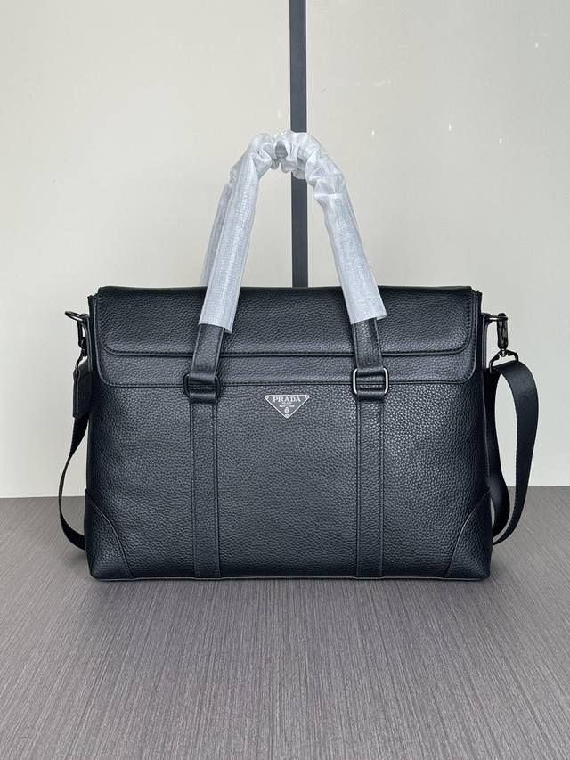 顶级专柜老鼠高端狠货最新火爆款普拉达手提公文包大量出货啦,叫嚣专柜货顶级原单货纸上谈兵吹牛皮的咱不会，请让狠货说话。款式可以复制抄袭，材料做工骗不了懂的人。里外