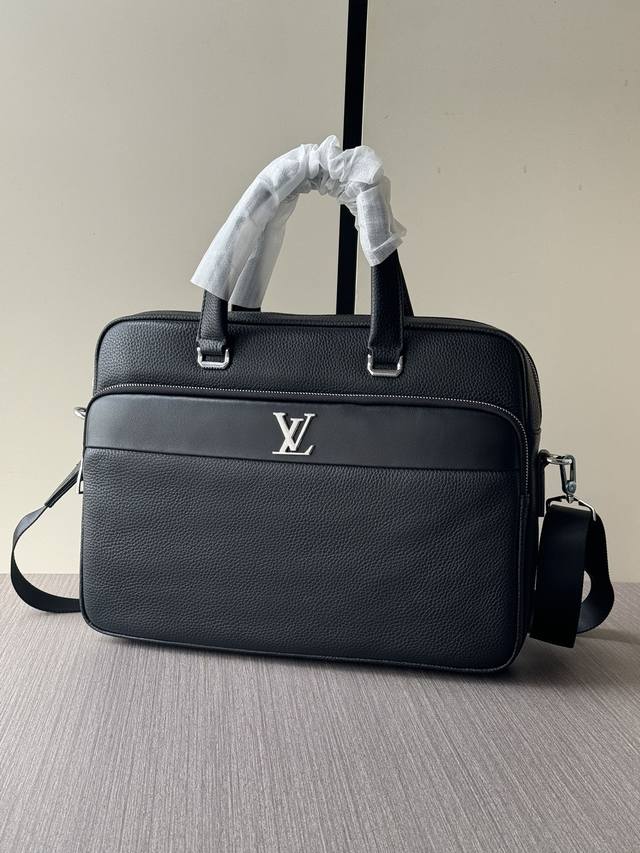 顶级专柜老鼠高端狠货最新火爆款Lv公文包大量出货啦,叫嚣专柜货顶级原单货纸上谈兵吹牛皮的咱不会，请让狠货说话。款式可以复制抄袭，材料做工骗不了懂的人。里外都是顶