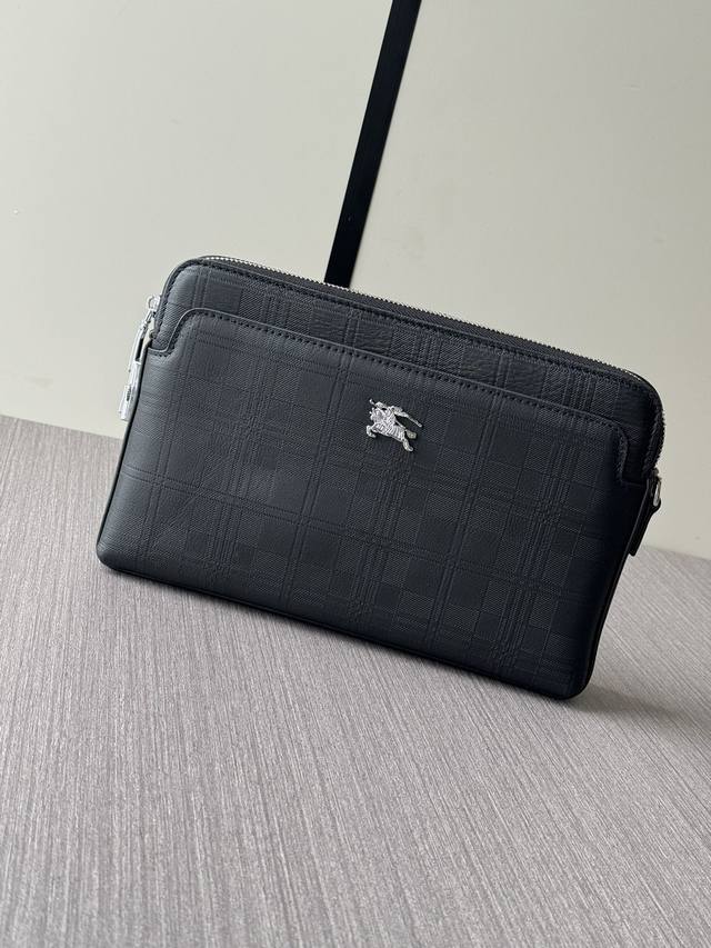 顶级专柜老鼠高端狠货最新火爆款巴宝莉密码锁进口头层牛皮手拿包火爆款大量出货啦,叫嚣专柜货顶级原单货纸上谈兵吹牛皮的咱不会，请让狠货说话。款式可以复制抄袭，材料做