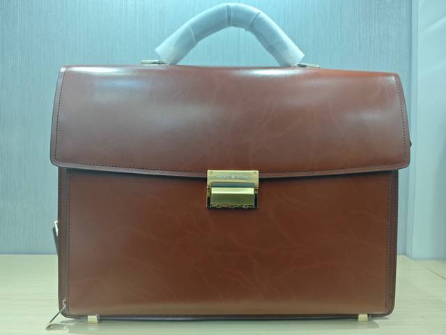 顶级专柜老鼠狠货最新火爆款万宝龙不锈钢密码锁手提公文包火爆款大量出货啦,叫嚣专柜货顶级原单货纸上谈兵吹牛皮的咱不会，请让狠货说话。款式可以复制抄袭，材料做工骗不