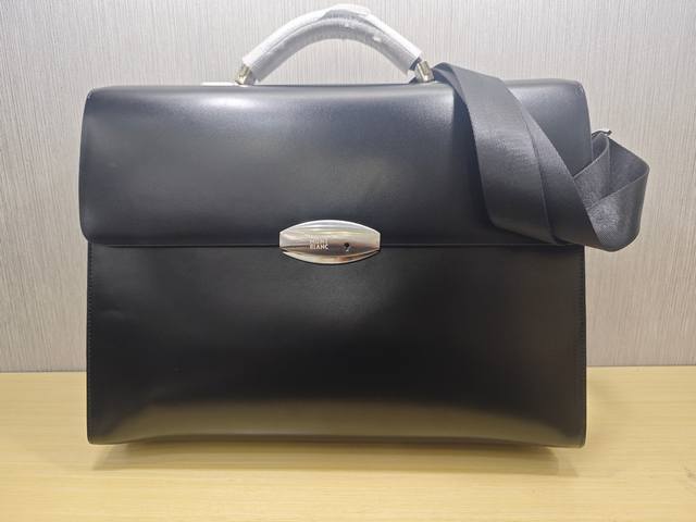 顶级专柜老鼠狠货最新火爆款万宝龙不锈钢密码锁手提公文包火爆款大量出货啦,叫嚣专柜货顶级原单货纸上谈兵吹牛皮的咱不会，请让狠货说话。款式可以复制抄袭，材料做工骗不