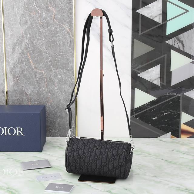 迪奥 Roller Dior Oblique男士肩背斜挎包 圆筒包 配专柜正品盒子 型号:1Ropo061 黑布提花 米色和黑色 Oblique 印花 外部饰有 迪奥 Roller Dior Oblique男士肩背斜挎包 圆筒包 配专柜正品盒子 型号:1Ropo061 黑布提花 米色和黑色 Oblique 印花 外部饰有