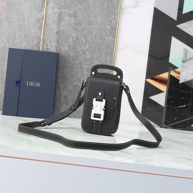 迪奥Dior顶级进口原厂刺绣配进口牛皮马鞍手袋 这款马鞍竖版手袋搭配肩带,采用时尚的设计,彰显精。致的优雅气质,丰富了马鞍系列。饰以米色和黑色 Oblique 迪奥Dior顶级进口原厂刺绣配进口牛皮马鞍手袋 这款马鞍竖版手袋搭配肩带,采用时尚的设计,彰显精。致的优雅气质,丰富了马鞍系列。饰以米色和黑色 Oblique