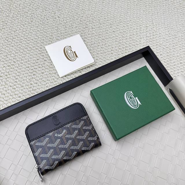 Goyard Matignon Mini 零钱包采用全拉链开合设计。其中部隔层可存放硬币，而其内部贴袋可插入卡片或小证件。编号：805 尺寸：10.4*7.5*