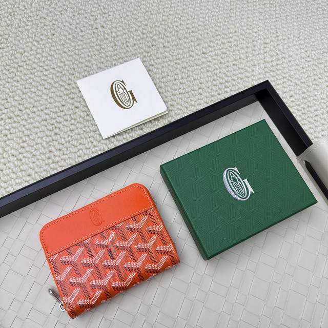 Goyard Matignon Mini 零钱包采用全拉链开合设计。其中部隔层可存放硬币，而其内部贴袋可插入卡片或小证件。编号：805 尺寸：10.4*7.5*