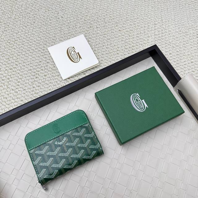 Goyard Matignon Mini 零钱包采用全拉链开合设计。其中部隔层可存放硬币,而其内部贴袋可插入卡片或小证件。编号:805 尺寸:10.4*7.5* Goyard Matignon Mini 零钱包采用全拉链开合设计。其中部隔层可存放硬币,而其内部贴袋可插入卡片或小证件。编号:805 尺寸:10.4*7.5*