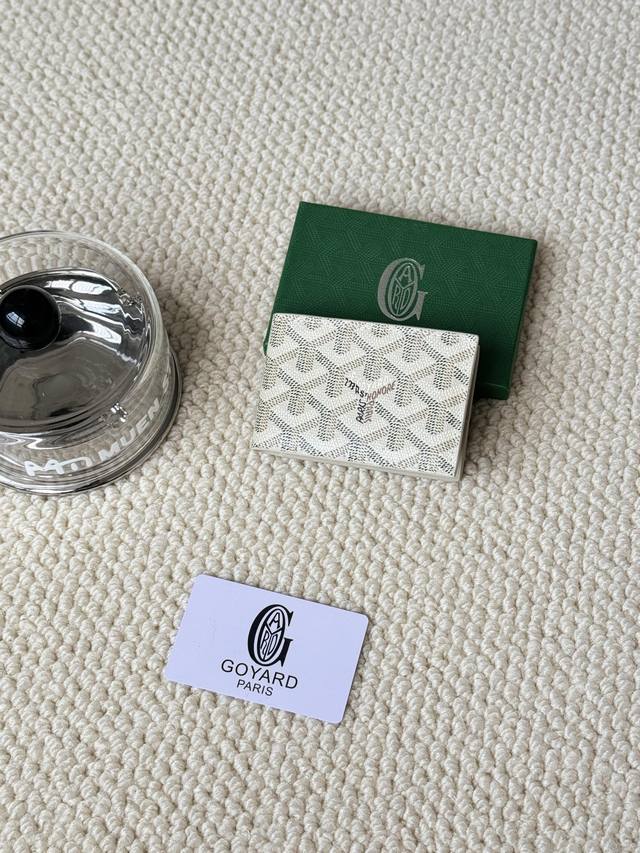 Insert Victoire 卡夹不仅可以单独使用，还能装入 Victoire 钱包以添加更多卡片收纳空间。Goyardine 帆布&Vauzelles小牛皮