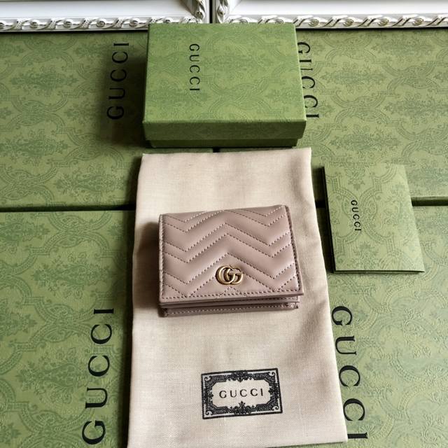 顶配版 原厂皮 配绿盒包装欧洲正品原单2018早春新款内配有拉链卡包Gg Marmont小卡包采用绗缝进口小牛皮打造配以人形纹涂鸦设计背面配以Gg标志复古金色金 顶配版 原厂皮 配绿盒包装欧洲正品原单2018早春新款内配有拉链卡包Gg Marmont小卡包采用绗缝进口小牛皮打造配以人形纹涂鸦设计背面配以Gg标志复古金色金