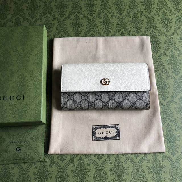 顶配版 顶级 Gucci新品采用进口原厂皮，进口线，新款Ophidia系列 采用意大利进口小牛皮，配以经典双G五金，新的式样和轮廓托的新作登场了。结构形状，其中