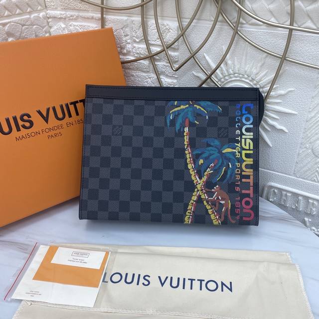 顶级原单 独家背景 N63510 Pochette Voyage 中号手袋N63510 在Damier Cobalt帆布印上丛林主题棕榈树及滑板风格的彩虹“路易 顶级原单 独家背景 N63510 Pochette Voyage 中号手袋N63510 在Damier Cobalt帆布印上丛林主题棕榈树及滑板风格的彩虹“路易