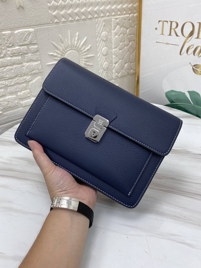 断货王专柜官网同步新款H家休闲必备手包 出货顶级进口牛皮手感一流全新升级五金配可拆卸手柄带容量杠杠滴功能性十分强哦!尺寸 25.5-18-6黑色 、蓝色 型号: 断货王专柜官网同步新款H家休闲必备手包 出货顶级进口牛皮手感一流全新升级五金配可拆卸手柄带容量杠杠滴功能性十分强哦!尺寸 25.5-18-6黑色 、蓝色 型号: