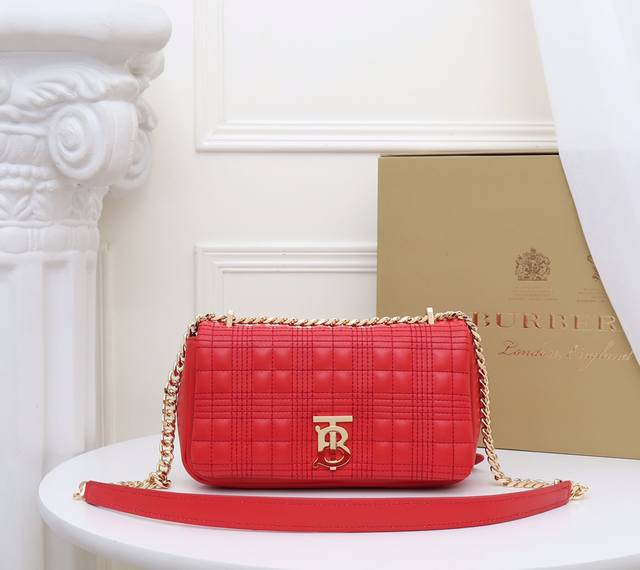 B家 。Tb Lola 萝拉包 ，选用意大利鞣制羔羊皮材质精制打造，抢眼装饰绗缝设计的品牌格纹。该包款命名源自英国摇滚乐队 The Kinks 经典同名歌曲，搭