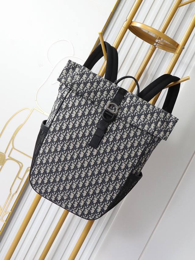 市场最高版本,欢迎对比 Dior 8 卷顶双肩背包 米色 Oblique 印花面料 编号: 1Esba216Yky_H03E 这款 Dior 8 卷顶双肩背包是 市场最高版本,欢迎对比 Dior 8 卷顶双肩背包 米色 Oblique 印花面料 编号: 1Esba216Yky_H03E 这款 Dior 8 卷顶双肩背包是