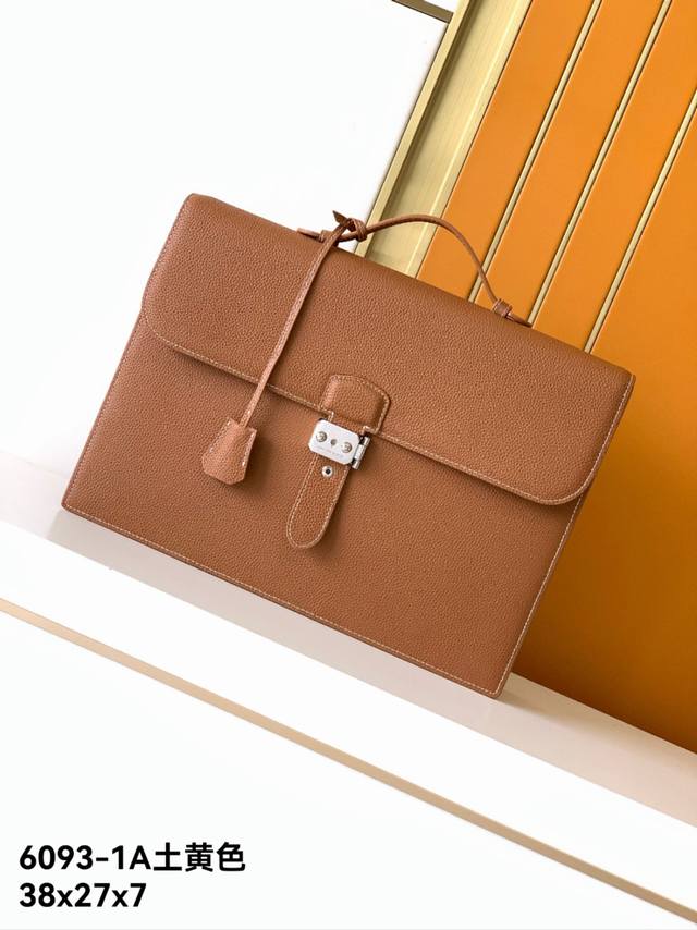 新款公文包型号：6093-1A#土黄色顶级原单货爱玛意大利专用头层牛皮，手感超级柔软细腻，质感高端有档次，专柜同款，绝对高端货。高纤维布裡，专柜五金配件，质量超