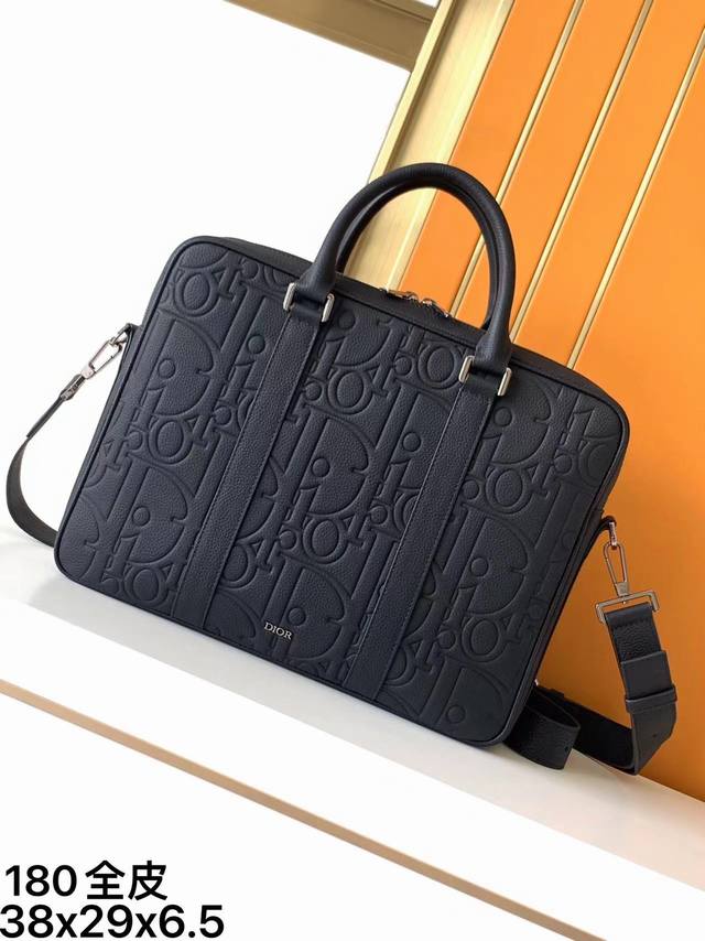 公文包,型号:180#全皮压花,顶级原单货专柜休闲时尚双肩背包,高端大气,时尚有品味,原单专用高端防水布配头层牛皮,专柜标准布,超级实用,打上专柜Logo五金配 公文包,型号:180#全皮压花,顶级原单货专柜休闲时尚双肩背包,高端大气,时尚有品味,原单专用高端防水布配头层牛皮,专柜标准布,超级实用,打上专柜Logo五金配