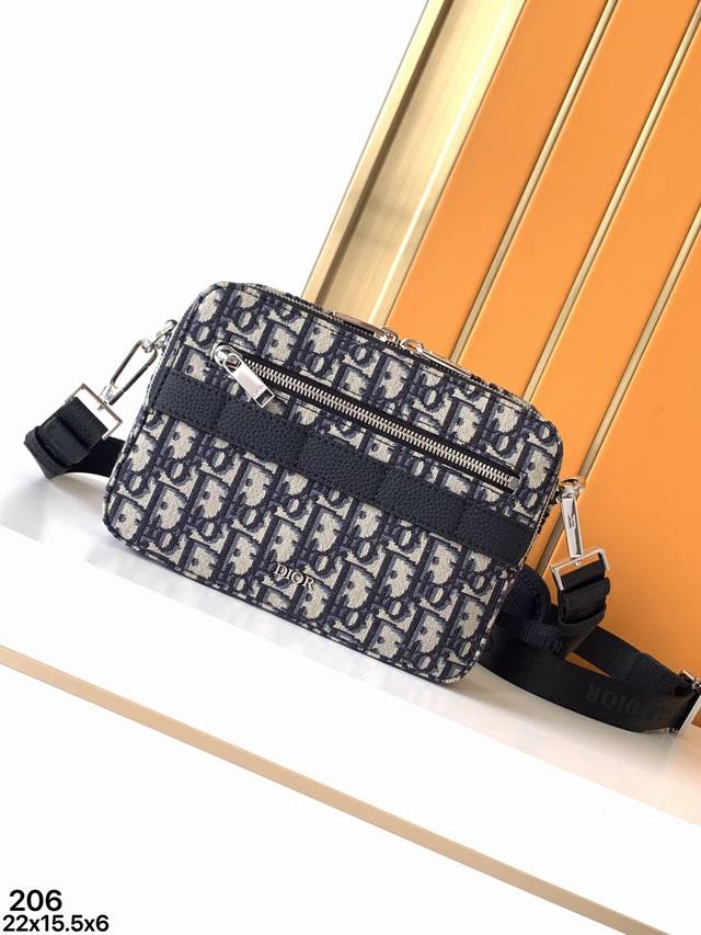 斜挎包型号:原单206#蓝D,顶级原单货专柜休闲时尚斜挎包流行款,高端大气,时尚有品味,双拉链实用板,原单专用高端头层牛皮,专柜标准布,超级实用,打上专柜Log 斜挎包型号:原单206#蓝D,顶级原单货专柜休闲时尚斜挎包流行款,高端大气,时尚有品味,双拉链实用板,原单专用高端头层牛皮,专柜标准布,超级实用,打上专柜Log