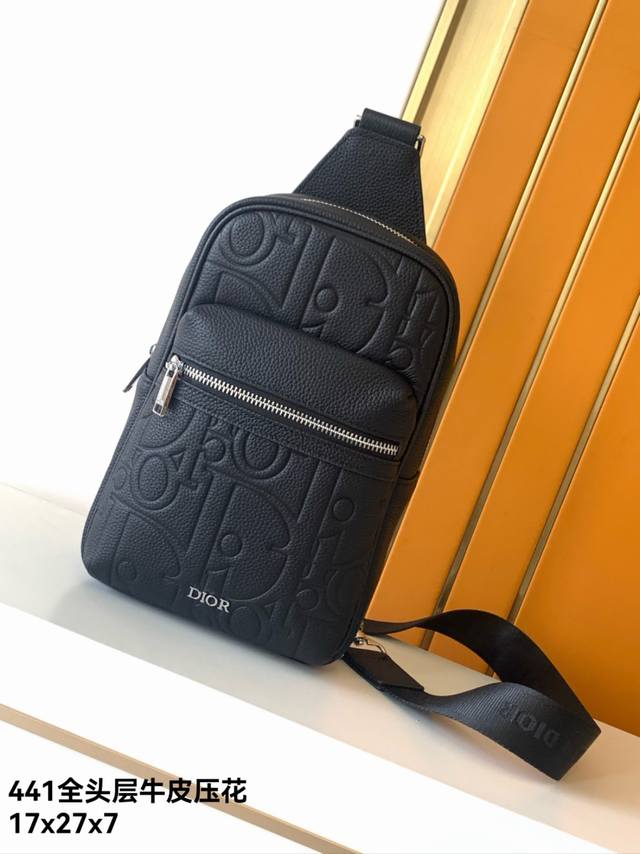 胸包新款：441#全头层牛皮压花，顶级原单货专柜休闲时尚胸包，高端大气，时尚有品味，原单专用高端防水布配头层牛皮，专柜标准布，超级实用，打上专柜Logo五金配件