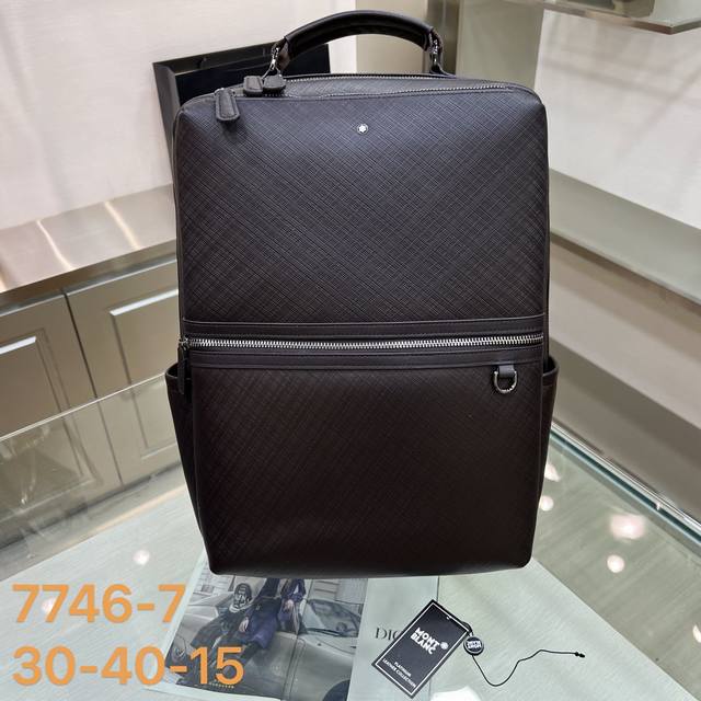 最新款来袭 Montblanc 万宝龙 双肩包,进口顶级头层原版花皮 手感舒适 简单大气的Logo 高端休闲版型 品质气质同步而行 型号:7746-7 啡色 尺 最新款来袭 Montblanc 万宝龙 双肩包,进口顶级头层原版花皮 手感舒适 简单大气的Logo 高端休闲版型 品质气质同步而行 型号:7746-7 啡色 尺