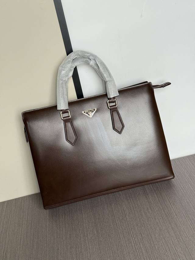 顶级专柜老鼠高端狠货最新火爆款普拉达手提公文包火爆款大量出货啦,叫嚣专柜货顶级原单货纸上谈兵吹牛皮的咱不会,请让狠货说话。款式可以复制抄袭,材料做工骗不了懂的人 顶级专柜老鼠高端狠货最新火爆款普拉达手提公文包火爆款大量出货啦,叫嚣专柜货顶级原单货纸上谈兵吹牛皮的咱不会,请让狠货说话。款式可以复制抄袭,材料做工骗不了懂的人