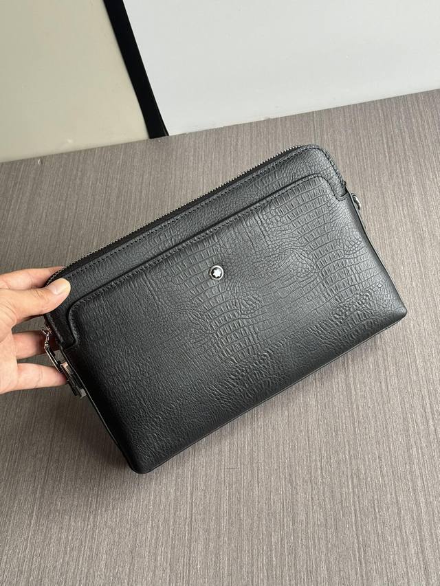 顶级专柜老鼠高端狠货最新火爆款万宝龙密码锁进口头层牛皮手拿包火爆款大量出货啦,叫嚣专柜货顶级原单货纸上谈兵吹牛皮的咱不会，请让狠货说话。款式可以复制抄袭，材料做