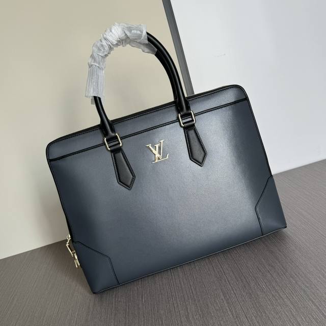 顶级专柜老鼠高端狠货最新火爆款Lv进口头层牛皮手提公文包火爆款大量出货啦,叫嚣专柜货顶级原单货纸上谈兵吹牛皮的咱不会，请让狠货说话。款式可以复制抄袭，材料做工骗