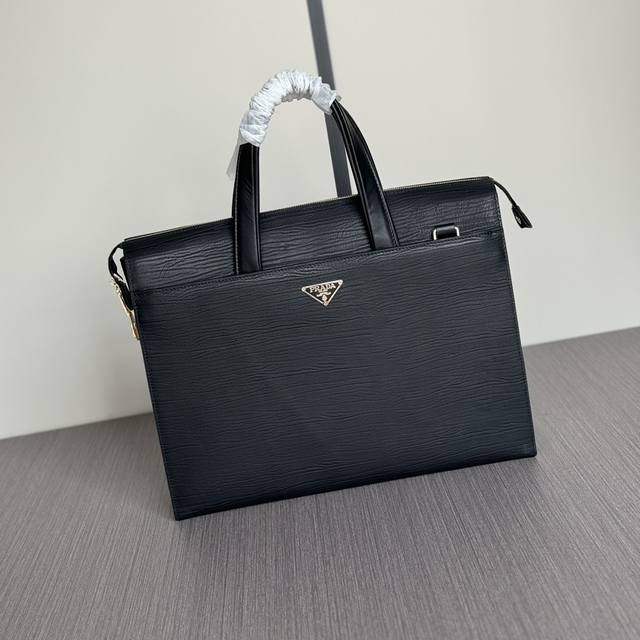 顶级专柜老鼠高端狠货最新火爆款普拉达进口头层牛皮手提公文包火爆款大量出货啦,叫嚣专柜货顶级原单货纸上谈兵吹牛皮的咱不会,请让狠货说话。款式可以复制抄袭,材料做工 顶级专柜老鼠高端狠货最新火爆款普拉达进口头层牛皮手提公文包火爆款大量出货啦,叫嚣专柜货顶级原单货纸上谈兵吹牛皮的咱不会,请让狠货说话。款式可以复制抄袭,材料做工