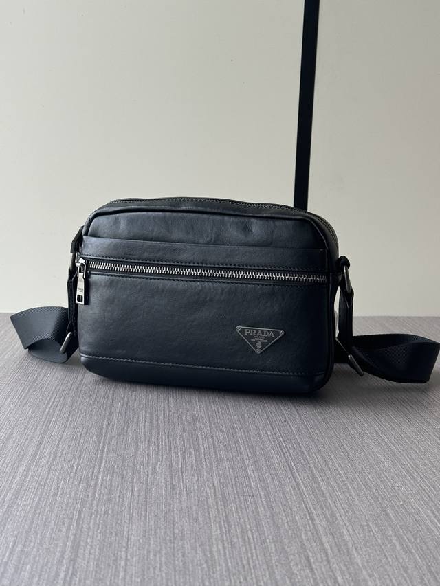 顶级专柜老鼠高端狠货最新火爆款普拉达手提斜挎包大量出货啦,叫嚣专柜货顶级原单货纸上谈兵吹牛皮的咱不会，请让狠货说话。款式可以复制抄袭，材料做工骗不了懂的人。里外