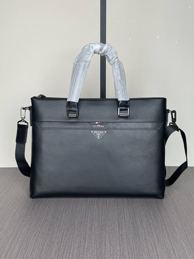 顶级专柜老鼠高端狠货最新火爆款普拉达手提公文包大量出货啦,叫嚣专柜货顶级原单货纸上谈兵吹牛皮的咱不会，请让狠货说话。款式可以复制抄袭，材料做工骗不了懂的人。里外