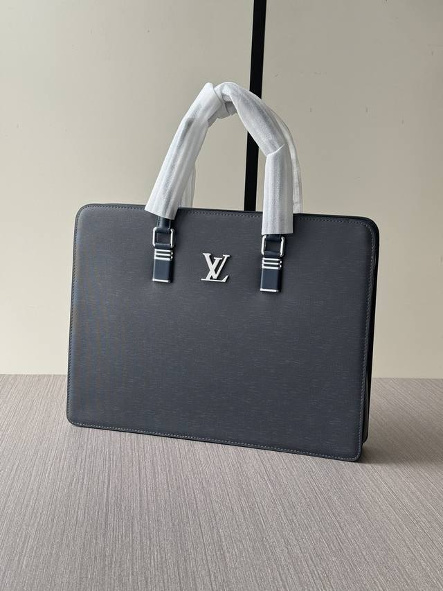 顶级专柜老鼠高端狠货最新火爆款Lv密码锁手提公文包火爆款大量出货啦,叫嚣专柜货顶级原单货纸上谈兵吹牛皮的咱不会，请让狠货说话。款式可以复制抄袭，材料做工骗不了懂
