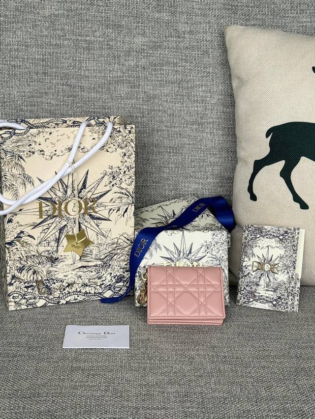 迪奥翻盖卡夹 编号:S0011 外面羊皮+内里羊皮精心制作,彰显 Lady Dior 系列标志性设计 搭配藤格纹缉面线和“D.I.O.R.”吊饰。实用而精巧。尺 迪奥翻盖卡夹 编号:S0011 外面羊皮+内里羊皮精心制作,彰显 Lady Dior 系列标志性设计 搭配藤格纹缉面线和“D.I.O.R.”吊饰。实用而精巧。尺