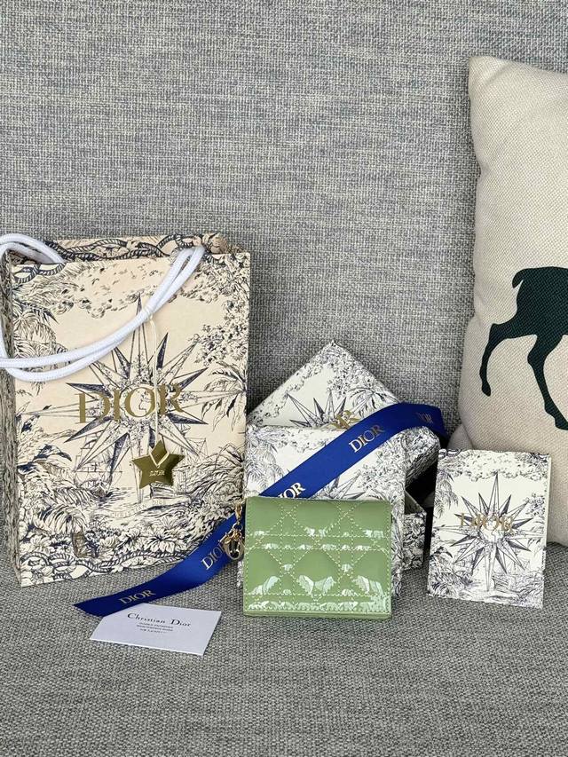 款号S01780Vrb-M900_Tu Diorladydior牛漆皮大容量卡包现在宝宝们出门都喜欢背小包,新增薄荷绿 这款就非常适合不占地方又很能装个人觉得比 款号S01780Vrb-M900_Tu Diorladydior牛漆皮大容量卡包现在宝宝们出门都喜欢背小包,新增薄荷绿 这款就非常适合不占地方又很能装个人觉得比