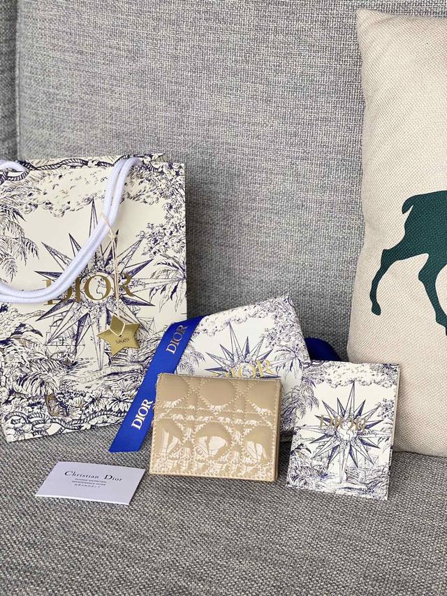 款号S01780Vrb-M900_Tu Diorladydior牛漆皮大容量卡包现在宝宝们出门都喜欢背小包 这款就非常适合不占地方又很能装个人觉得比风琴款更实用 款号S01780Vrb-M900_Tu Diorladydior牛漆皮大容量卡包现在宝宝们出门都喜欢背小包 这款就非常适合不占地方又很能装个人觉得比风琴款更实用